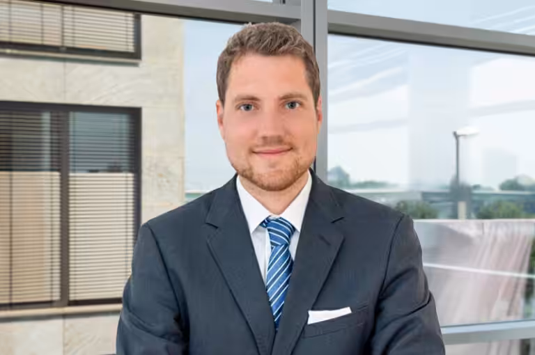 Lukas Busch-Anwalt-Rechtsanwalt-Kanzlei-MTR Legal Rechtsanwälte